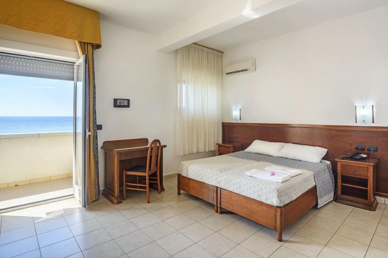 Hotel dei Bizantini&Villaggio Campo dei Messapi San Pietro in Bevagna Esterno foto